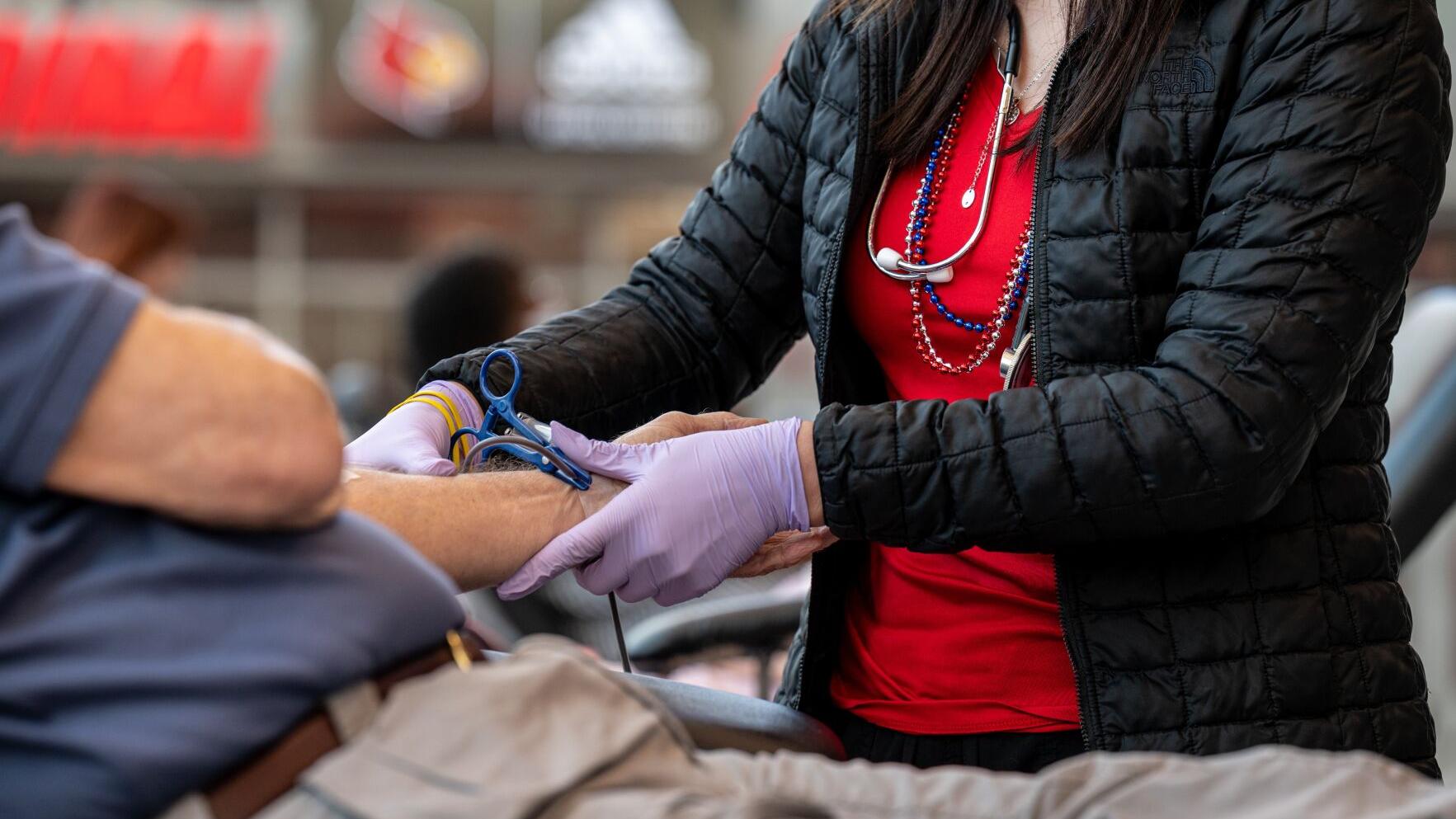 Con campaña 'Los Donantes', la Cruz Roja busca que más latinos donen sangre
